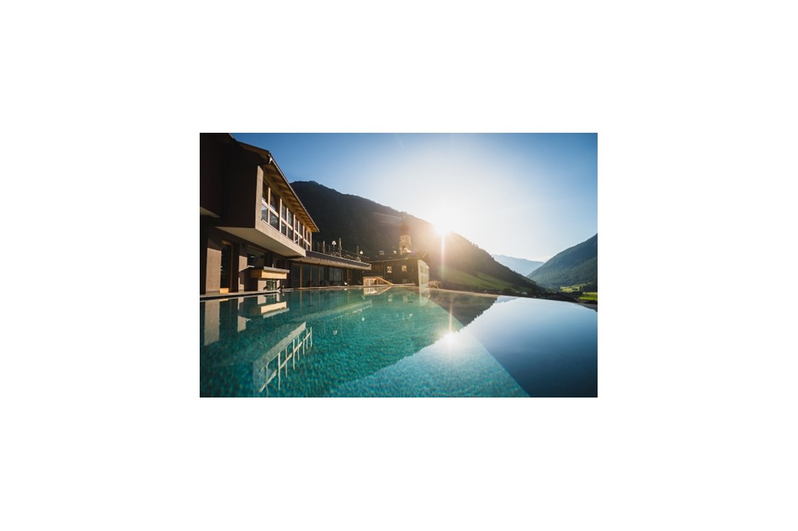 Wellnesshotel: Eintauchen in den ganzjährig 30-Grad warmen Infinity-Bergpool - Hotel TONZHAUS