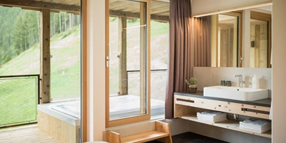 Wellnessurlaub - Oberbozen - Die neuen Natursuiten verströmen den Duft von frischem Zirbenholz - Hotel TONZHAUS