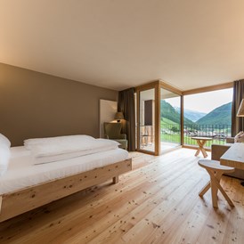 Wellnesshotel: Schlicht und elegant sind die Zimmer ausgestattet mit handgefertigten Qualitätsmöbeln aus Massivholz - Hotel TONZHAUS