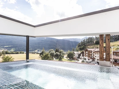 Wellnessurlaub - Dorf Tirol - Infinity-Skywhirlpool  - Aktiv und Wellnesshotel Traube Post ****