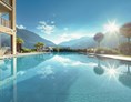 Wellnesshotel: Wunderschöne Aussicht von unserem Infinitypool aus auf die Kurstadt Meran und die umliegende Bergwelt. - La Maiena Meran Resort