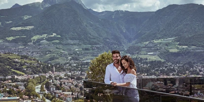 Wellnessurlaub - Dorf Tirol - Aussicht auf die Kurstadt Meran und die umliegende Bergwelt von unserer Skyterrasse aus. - La Maiena Meran Resort