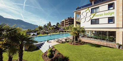 Wellnessurlaub - Dorf Tirol - Die Meran Lodge, die Liegewiese, der Infinitypool und das La Maiena Stammhaus. - La Maiena Meran Resort