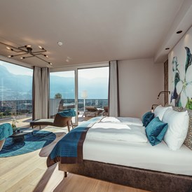 Wellnesshotel: Penthouse Suite Top of Meran Premium mit 180° Aussicht auf die Kurstadt Meran und die umliegende Bergwelt, eigener finnischen Sauna und Hot Whirlpool auf der Terrasse. - La Maiena Meran Resort