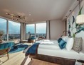 Wellnesshotel: Penthouse Suite Top of Meran Premium mit 180° Aussicht auf die Kurstadt Meran und die umliegende Bergwelt, eigener finnischen Sauna und Hot Whirlpool auf der Terrasse. - La Maiena Meran Resort