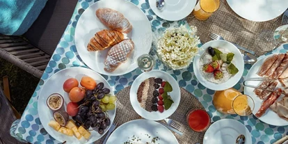 Wellnessurlaub - Dorf Tirol - Schlemmer-Frühstück im Freien. - La Maiena Meran Resort