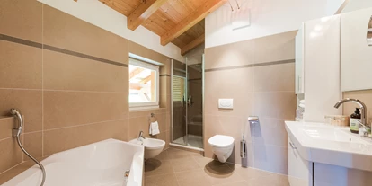 Wellnessurlaub - Dorf Tirol - Kuschelsuite Badezimmer - Naturhotel Rainer