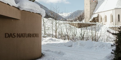Wellnessurlaub - Dorf Tirol - Hoteleingang - Winter - Naturhotel Rainer