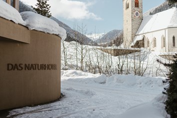 Wellnesshotel: Hoteleingang - Winter - Naturhotel Rainer