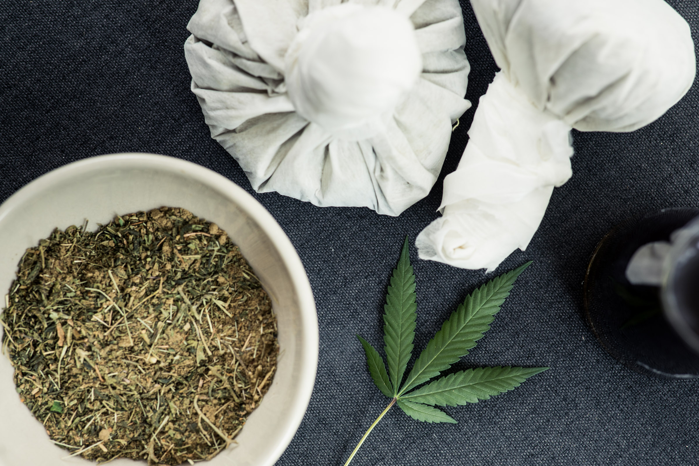 Quellenhof Luxury Resort Passeier Behandlungen im Detail Fangopackung mit Hanf