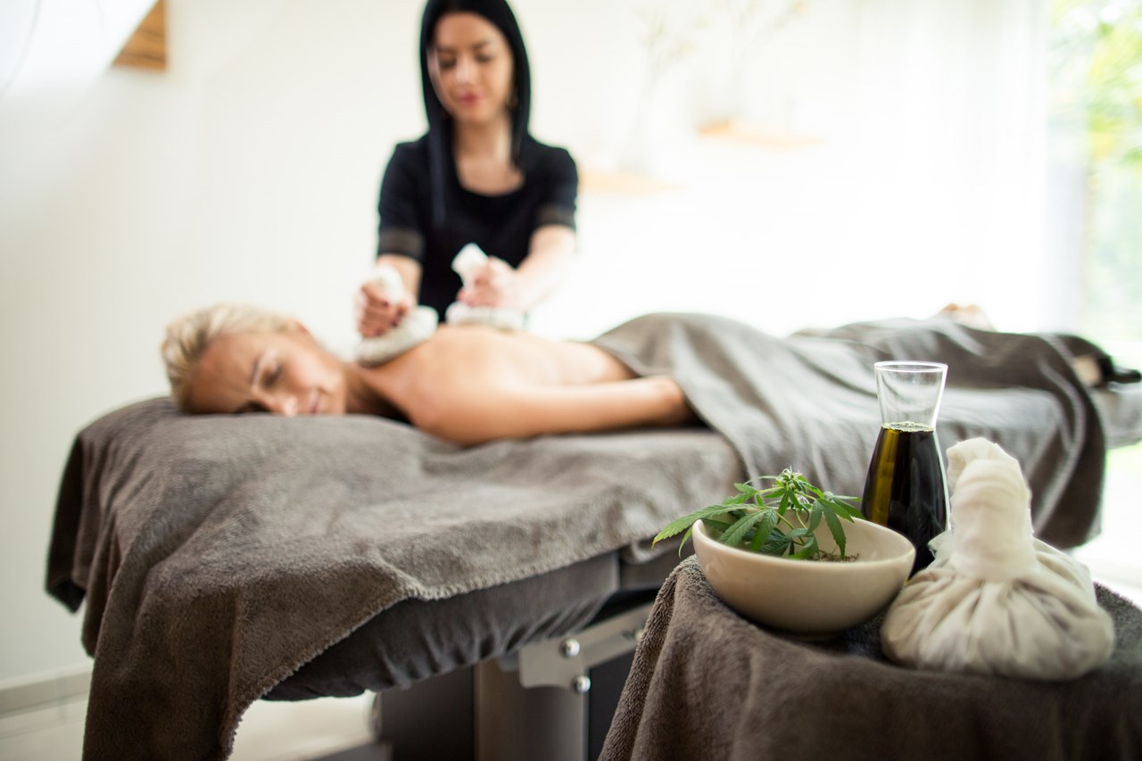 Quellenhof Luxury Resort Passeier Massagen im Detail Hanf-Öl Ganzkörpermassage