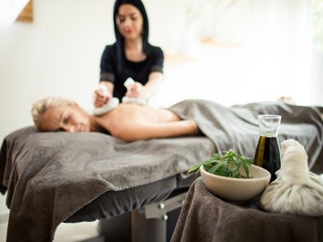 Quellenhof Luxury Resort Passeier Massagen im Detail Hanf-Öl Ganzkörpermassage