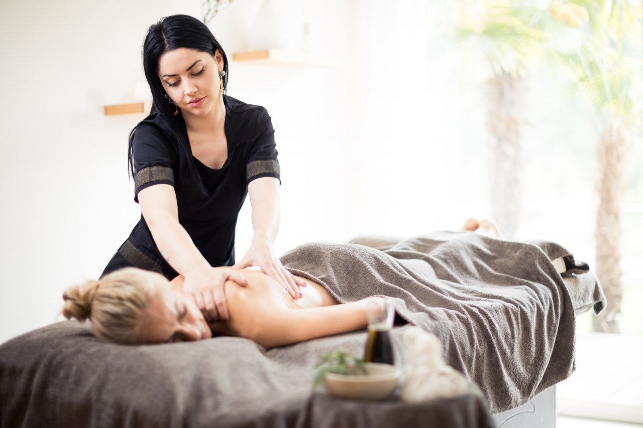Quellenhof Luxury Resort Passeier Massagen im Detail Rückenintensiv