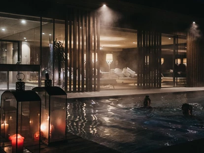 Wellnessurlaub - Corvara in Badia - Außenpool bei Abend - Hotel Rudolf