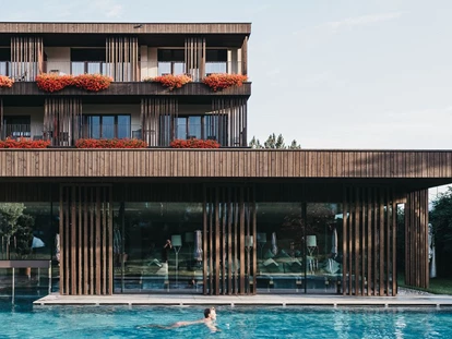 Wellnessurlaub - Corvara in Badia - Außenansicht mit Pool - Hotel Rudolf