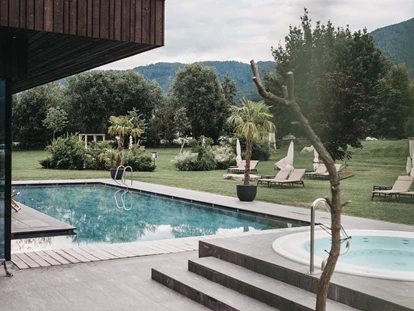 Wellnessurlaub - Corvara in Badia - Außenpool mit Whirlpool - Hotel Rudolf