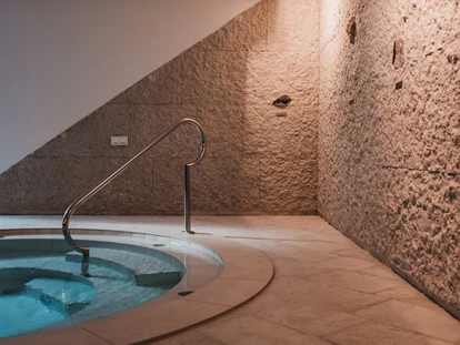 Wellnessurlaub - Corvara in Badia - Whirlpool im Innenbereich - Hotel Rudolf