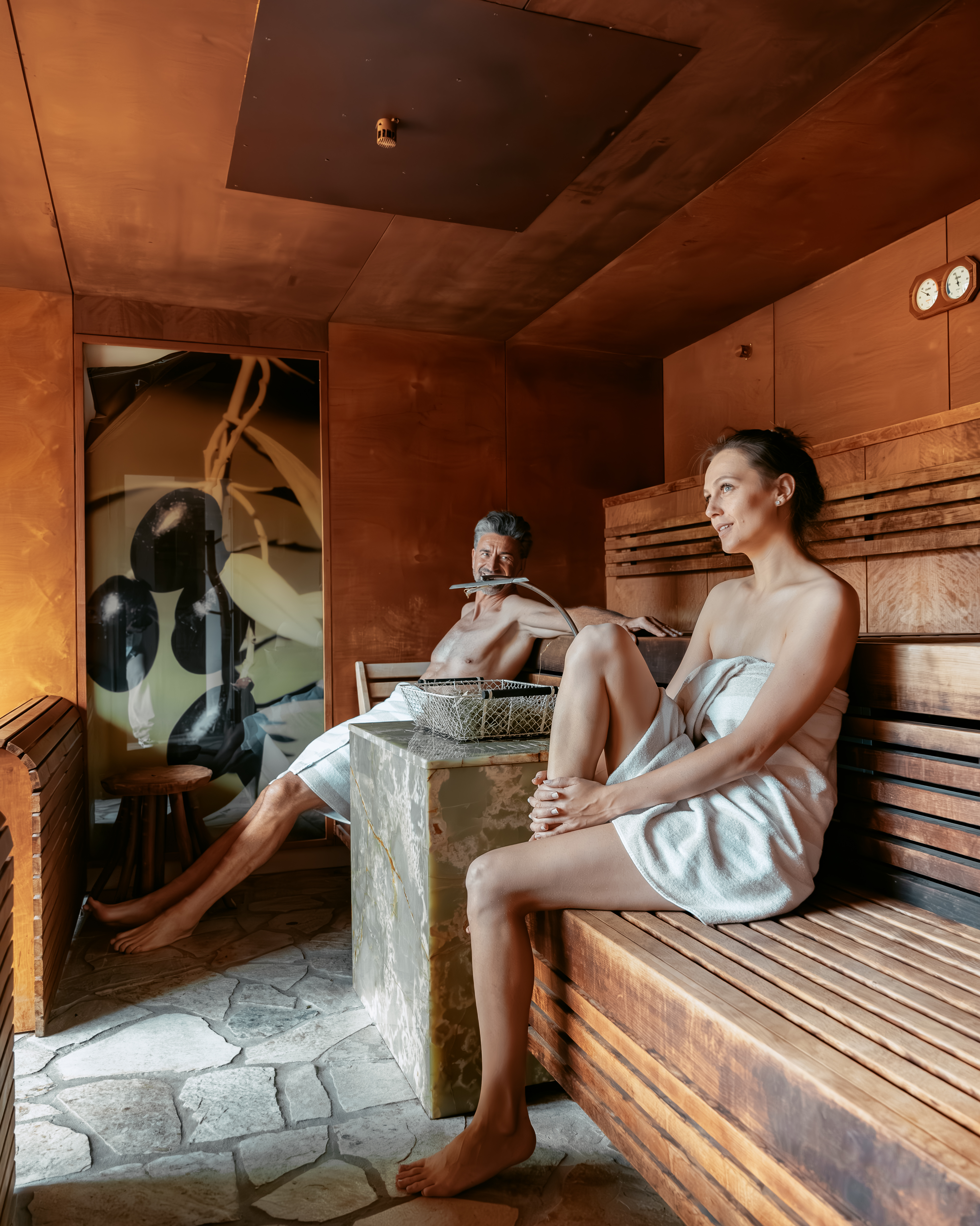 Wellnesshotel: In der stilvollen Sauna im Spa & Relax Hotel Erika genießen Gäste wohltuende Wärme und tiefe Entspannung. Naturholz, sanftes Licht und ruhige Atmosphäre schaffen den perfekten Rahmen, um den Alltag hinter sich zu lassen. Nach dem Saunagang sorgt die Abkühlung und der großzügige Wellnessbereich für neue Energie und ein rundum erholtes Gefühl. - Spa & Relax Hotel Erika - Sauna | Spa