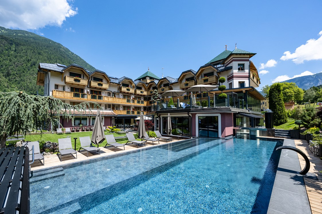 Wellnesshotel: Outdoor pool - TEVINI - Dolomites Charming Hotel