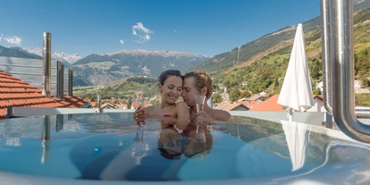 Wellnessurlaub - Dorf Tirol - Whirlpool auf dem Dach - Wellness Hotel Engel