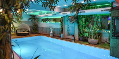 Wellnessurlaub - Dorf Tirol - Schwimmbad in Saunalandschaft - Wellness Hotel Engel