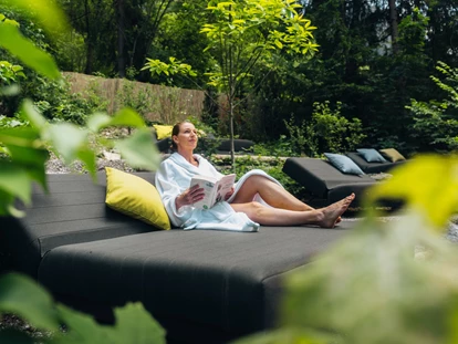 Wellnessurlaub - Fontanella - Unsere Day-Beds im Naturschatten - Hotel Prinz-Luitpold-Bad