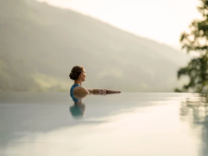 Wellnessurlaub - Fontanella - Abendstimmung am Pool - Hotel Prinz-Luitpold-Bad