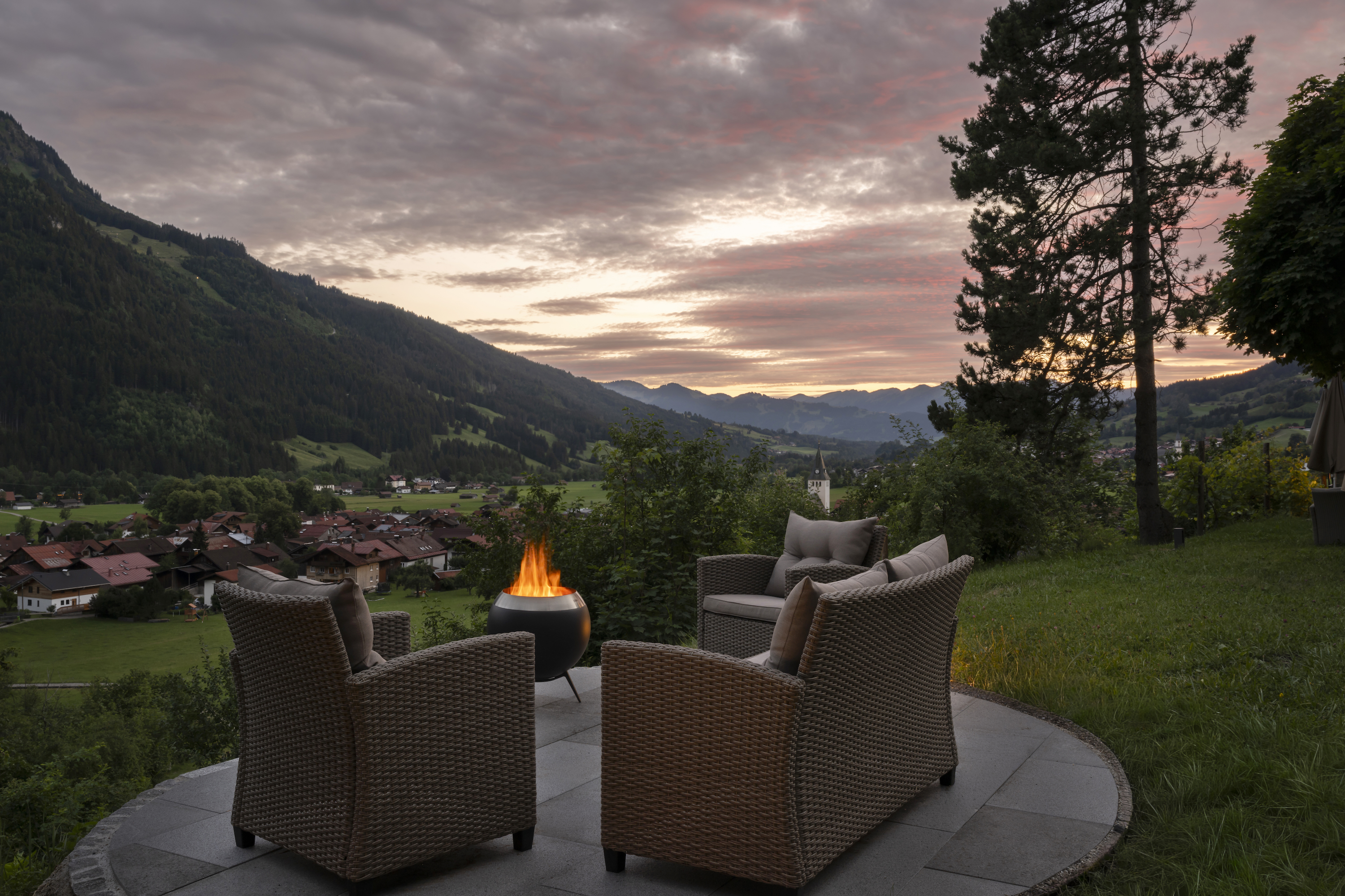Wellnesshotel: Sundowner in unserer Garten-Lounge mit Feuer - Hotel Prinz-Luitpold-Bad - Hotel | Umgebung