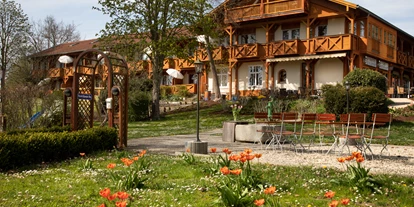 Wellnessurlaub - Pools: Sportbecken - Metten - Blick vom Kräutergarten auf das Hotel - Hotel Quellenhof