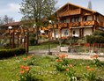 Wellnesshotel: Blick vom Kräutergarten auf das Hotel - Hotel Quellenhof