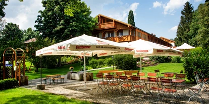 Wellnessurlaub - Pools: Sportbecken - Metten - kleiner Biergarten direkt am Kräutergarten - Hotel Quellenhof