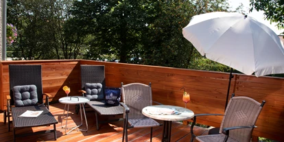 Wellnessurlaub - Pools: Sportbecken - Metten - große Balkonterrasse eines Ostseitzimmers - Hotel Quellenhof