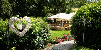 Wellnessurlaub - Pools: Sportbecken - Metten - Weg zum Biergarten/ Kräutergarten - Hotel Quellenhof