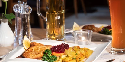 Wellnessurlaub - Pools: Sportbecken - Metten - Schnitzel Wiener Art mit Bratkartoffeln - Hotel Quellenhof