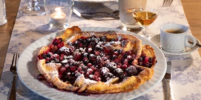 Wellnessurlaub - Pools: Sportbecken - Metten - lecker Waldbeerenpfannkuchen - Hotel Quellenhof