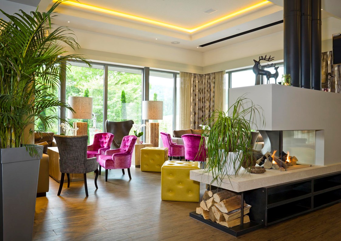 Wellnesshotel: Lounge mit Hotelbar und Panoramafenster  - Hotel Reinerhof ****