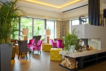 Wellnesshotel: Lounge mit Hotelbar und Panoramafenster  - Hotel Reinerhof ****