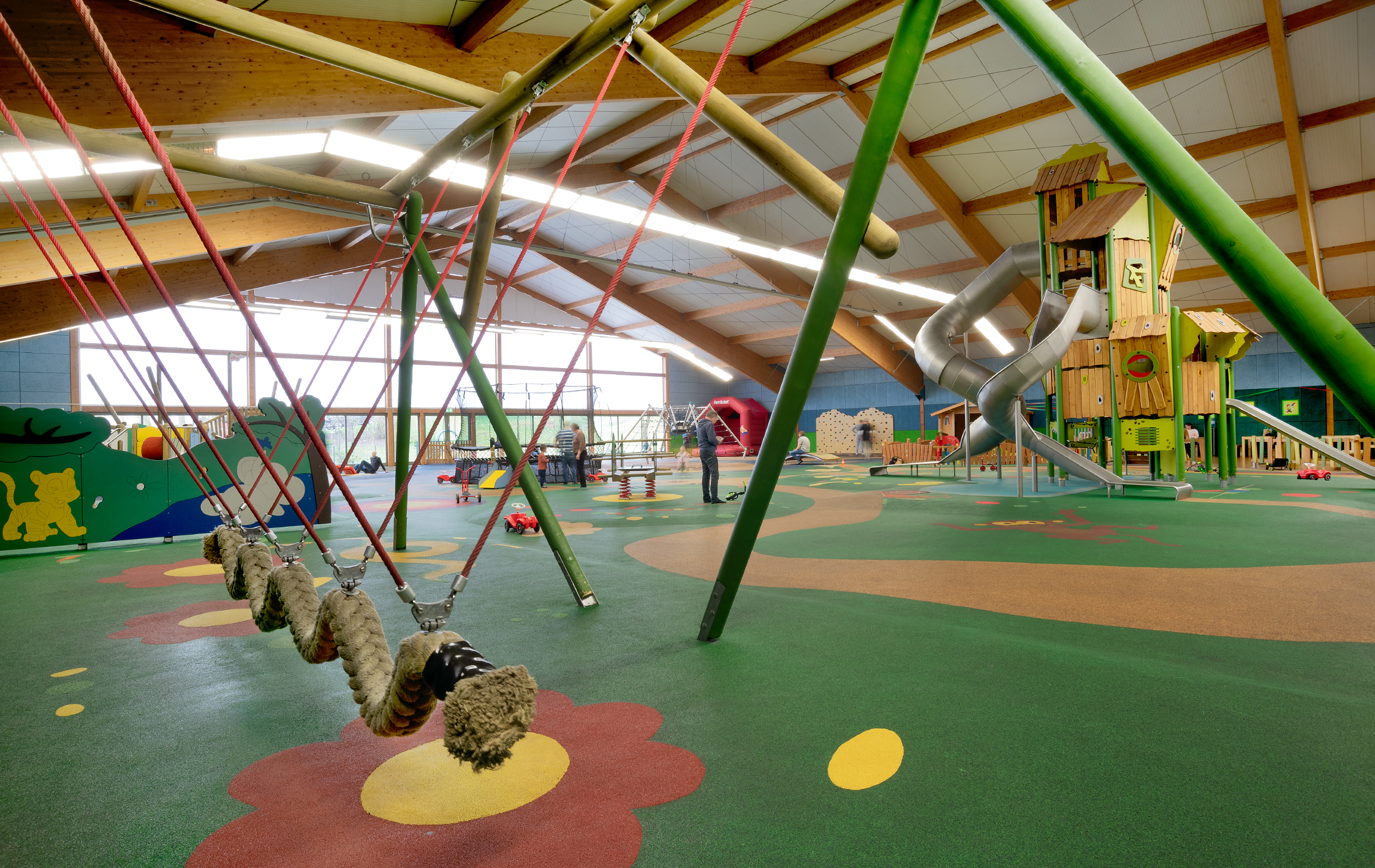Wellnesshotel: 1.200 qm Indoor-Spielplatz für Kinder - Hotel Sonnenhügel Familotel Rhön - Hotel | Umgebung
