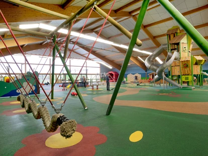 Wellnessurlaub - Schweinfurt - 1.200 qm Indoor-Spielplatz für Kinder - Hotel Sonnenhügel Familotel Rhön