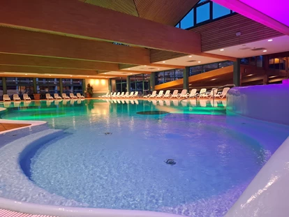 Wellnessurlaub - Schweinfurt - Innenbecken abends - Hotel Sonnenhügel Familotel Rhön