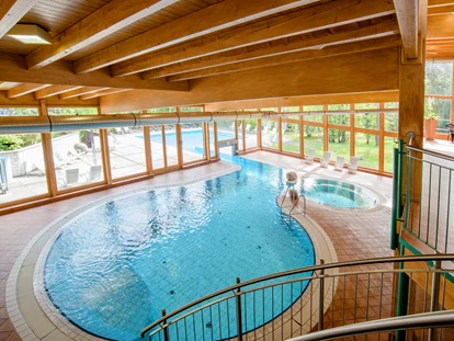 Wellnessurlaub - Schweinfurt - Zweites Innenbecken, verbunden mit dem Außenbecken - Hotel Sonnenhügel Familotel Rhön