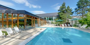 Wellnessurlaub - Pools: Innenpool - Außenbecken - Hotel Sonnenhügel Familotel Rhön