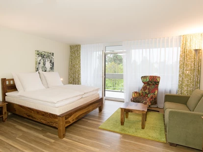 Wellnessurlaub - Schweinfurt - Modernisierte Doppelzimmer Kategorie Komfort Plus im Haupthaus, inkl. Minibar und Coco-MAT Schlafkonzept, buchbar für 1 Erw., 2 Erw., 1 Erw. und bis zu 2 Kinder oder 2 Erw. und 1 Kind (Kinder jeweils bis 15 Jahre) - Hotel Sonnenhügel Familotel Rhön