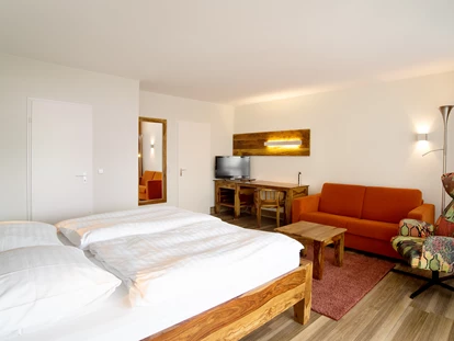 Wellnessurlaub - Schweinfurt - Modernisierte Doppelzimmer Kategorie Klassik im Haupthaus, buchbar für 1 Erw., 2 Erw., 1 Erw. und bis zu 2 Kinder oder 2 Erw. und 1 Kind (Kinder jeweils bis 15 Jahre) - Hotel Sonnenhügel Familotel Rhön