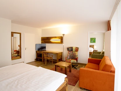 Wellnessurlaub - Schweinfurt - Modernisierte Komfort 2-Raum-Appartement (ca. 70 qm, 2 Doppelzimmer mit Verbindungstür) im Haupthaus Haus 1, buchbar für 2 Erw. und mind. 1, max. 4 Kinder, weitere Kinder auf Anfrage
Ab Januar 2023 auch buchbar im Nebengebäude Haus 3 - Hotel Sonnenhügel Familotel Rhön