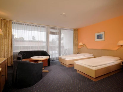 Wellnessurlaub - Schweinfurt - Standard Doppelzimmer Haus 1 im Haupthaus, buchbar für 1 Erw., 2 Erw., 1 Erw. und bis zu 2 Kinder oder 2 Erw. und 1 Kind (Kinder jeweils bis 15 Jahre) - Hotel Sonnenhügel Familotel Rhön