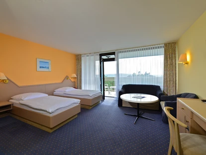 Wellnessurlaub - Schweinfurt - Standard Doppelzimmer im Nebengebäude Haus 2 (ca. 180 m) oder Haus 3 (ca. 350 m), buchbar für 1 Erw., 2 Erw., 1 Erw. und bis zu 2 Kinder oder 2 Erw. und 1 Kind (Kinder jeweils bis 15 Jahre) - Hotel Sonnenhügel Familotel Rhön