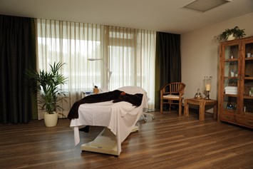 Wellnesshotel: Behandlungsraum der BeautyWelt mit Massagen & Kosmetik - Hotel Sonnenhügel Familotel Rhön