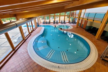 Wellnesshotel: Zweites Innenbecken, verbunden mit dem Außenbecken - Hotel Sonnenhügel Familotel Rhön