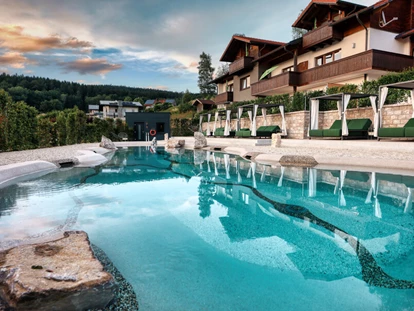 Wellnessurlaub - Klassifizierung: 4 Sterne - Bischofsmais - Lagunenpool (Freibad 20x8m von Mai bis Oktober / 30°C Wassertemperatur) - Hotel Zum Kramerwirt